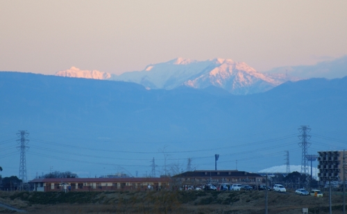I never paid any attention to the beautiful snowy peak on the right shoulder of Akagiyama before but once I learned that Hotakayama 武尊山 was over that way I became enamored with its beautiful form. One day my wife noticed it catching the light at sunset and asked me what mountain it was. I was glad I could tell her the answer. 